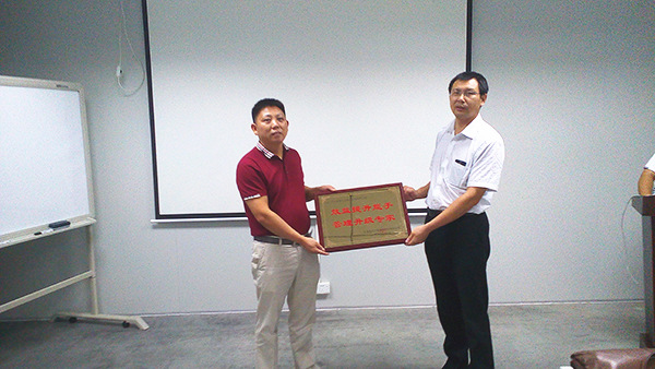 天行健贈送正睿咨詢效益提升能手，管理升級專家牌匾