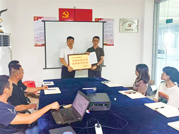 中飛副總經(jīng)理賴(lài)銳鋒先生（右）向正睿咨詢(xún)集團(tuán)頒發(fā)牌匾及感謝信