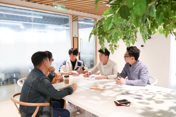 員工培訓(xùn)與發(fā)展：培養(yǎng)人才，提升企業(yè)核心競(jìng)爭(zhēng)力