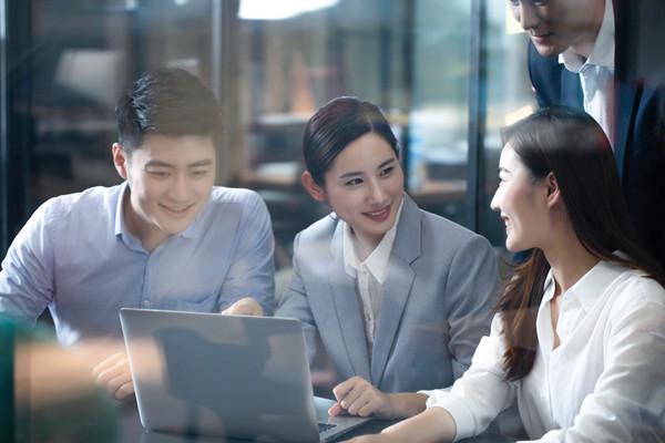 績效反饋：及時給予員工反饋，幫助員工提升