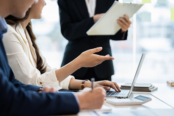 集團(tuán)如何建立和維護(hù)與戰(zhàn)略合作伙伴的關(guān)系？