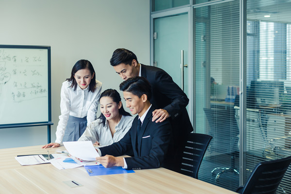 績效管理：應(yīng)對變革挑戰(zhàn)，推動組織變革成功