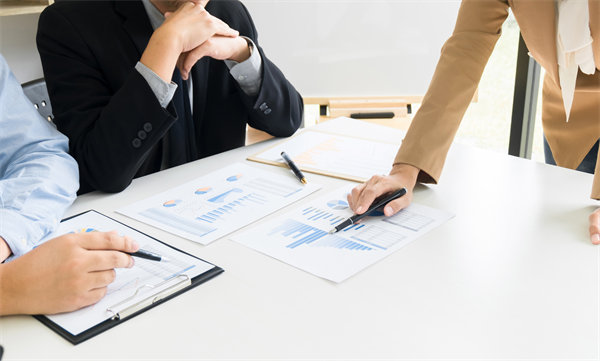 領(lǐng)導(dǎo)力發(fā)展與績效管理：培養(yǎng)領(lǐng)導(dǎo)力，推動(dòng)組織成功