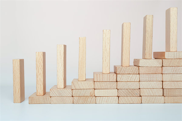 精心制定經(jīng)營策略，確保企業(yè)穩(wěn)健發(fā)展，實現(xiàn)長期盈利