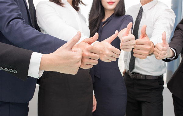 在企業(yè)管理中，專權(quán)式和民主式管理各有哪些優(yōu)缺點？