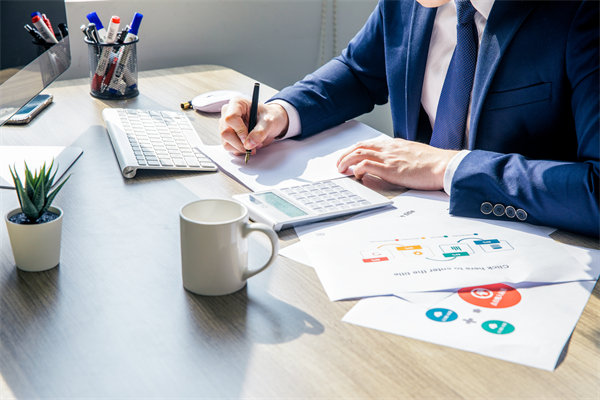 在績效溝通時，如何給員工提出改進意見促進績效增長？