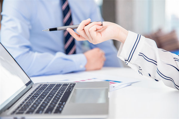 在績效溝通時，如何給員工提出改進意見促進績效增長？