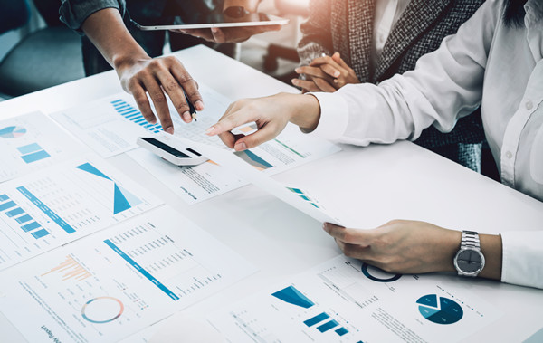 預算管理過程中如何有效識別并控制成本超支風險？