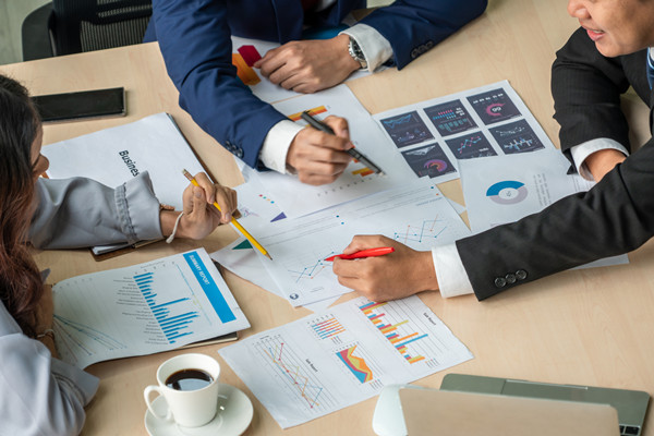 如何構(gòu)建有效的集團(tuán)風(fēng)險(xiǎn)管理框架，應(yīng)對(duì)不確定性？