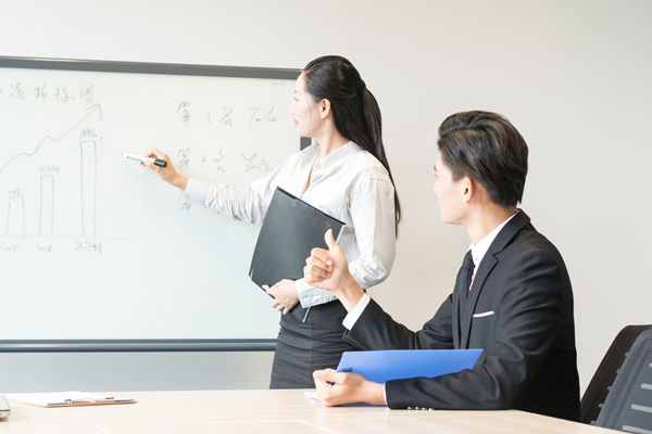 績(jī)效評(píng)估中如何平衡定量與定性指標(biāo)，提升評(píng)價(jià)質(zhì)量？