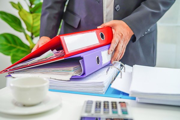 組織規(guī)劃中如何平衡集權(quán)與分權(quán)，促進(jìn)決策效率？