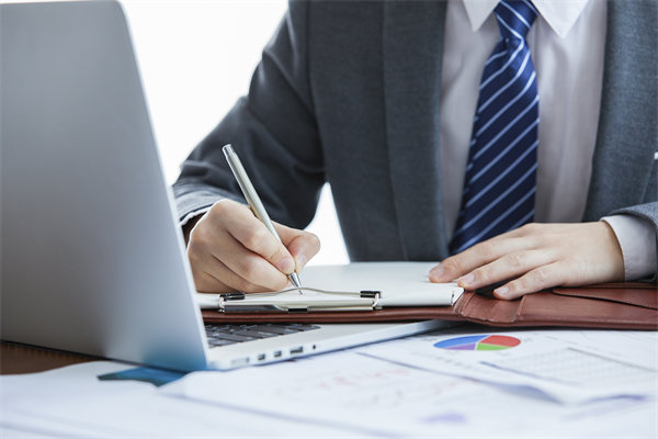 如何實(shí)施360度績(jī)效評(píng)估，確保反饋全面且客觀？