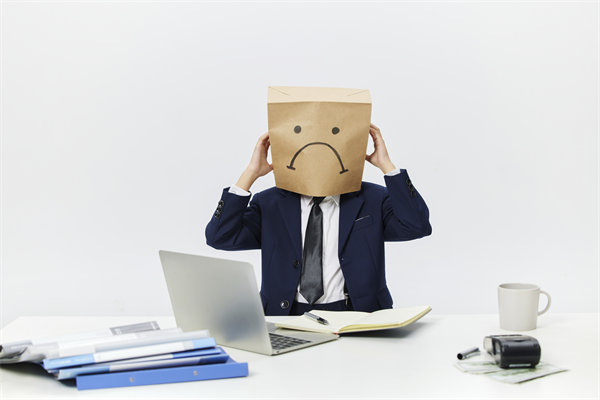 組織變革中，如何管理員工情緒與阻力，確保平穩(wěn)過渡？