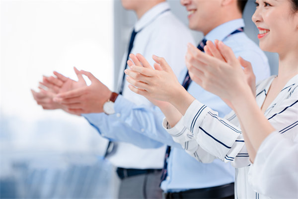 組織變革中，如何管理員工情緒與阻力，確保平穩(wěn)過渡？