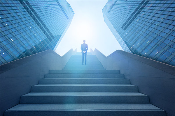 如何平衡新老員工薪酬差異，促進團隊和諧與效率？