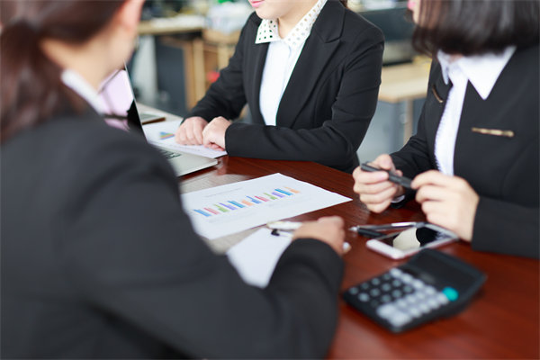 薪酬績效管理中的溝通障礙如何克服，增強員工信任感？