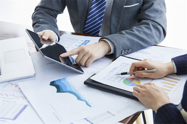 薪酬管理如何平衡內(nèi)部公平與外部市場(chǎng)競(jìng)爭(zhēng)力？