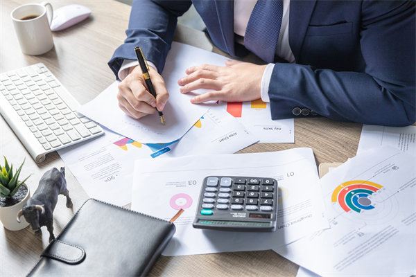 利用大數(shù)據(jù)與AI優(yōu)化績(jī)效管理流程，提升決策效率！