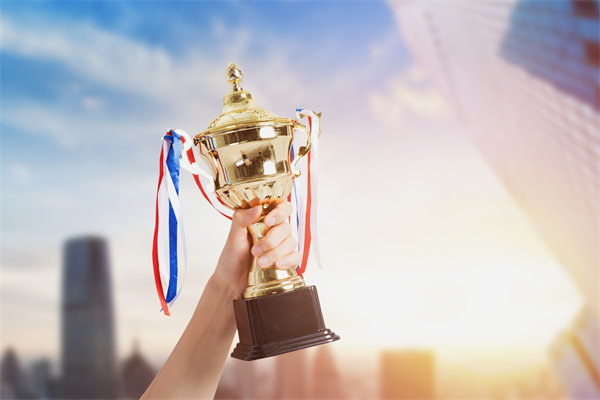 面對(duì)經(jīng)濟(jì)波動(dòng)，企業(yè)應(yīng)該如何靈活調(diào)整薪酬策略？