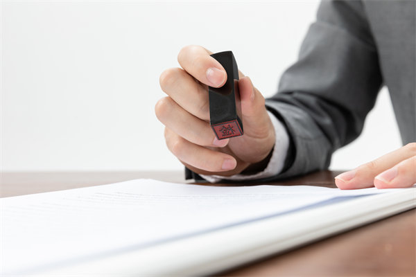 薪酬管理中如何確保合法合規(guī)，避免法律風(fēng)險(xiǎn)？