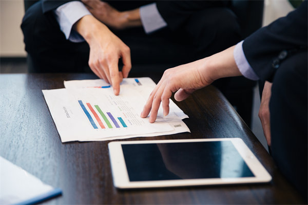 如何將企業(yè)長期戰(zhàn)略目標融入員工短期績效考核體系？