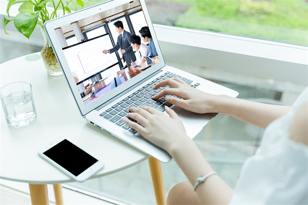 遠(yuǎn)程工作模式下，如何確保員工效率與團(tuán)隊(duì)凝聚力？