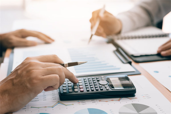 預(yù)算執(zhí)行中，如何實(shí)時跟蹤進(jìn)度并識別潛在偏差？