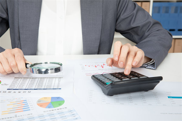 預(yù)算執(zhí)行中，如何實時跟蹤進度并識別潛在偏差？