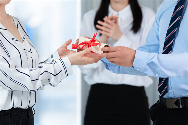 員工福利創(chuàng)新：哪些非貨幣激勵(lì)能顯著提升員工忠誠度？