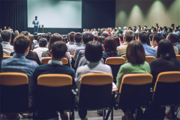 在變革中，如何有效管理組織內(nèi)部的沖突與不確定性？