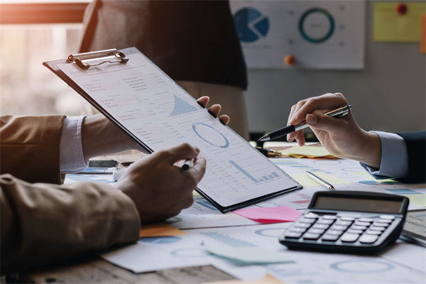 制定年度預(yù)算時(shí)，如何兼顧創(chuàng)新投入與成本控制？