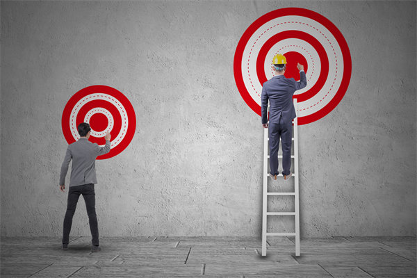 在薪酬體系構(gòu)建時，如何確保公平性，同時滿足員工期望？