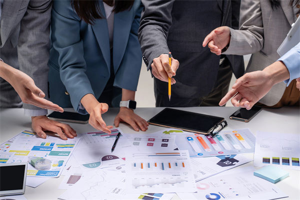 在跨部門預(yù)算協(xié)調(diào)中，如何克服溝通障礙，達(dá)成共識(shí)？