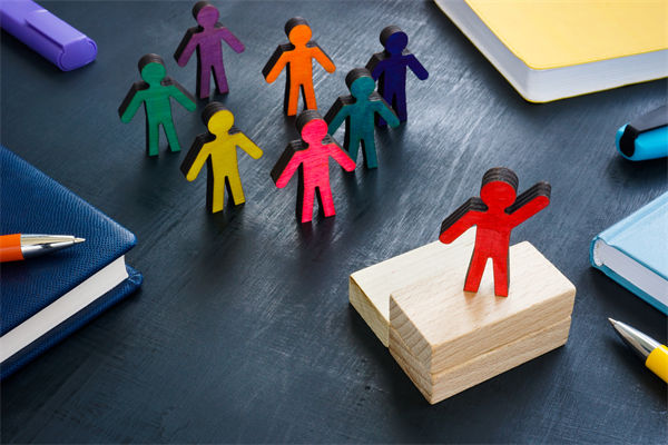 全球化背景下，企業如何構建跨文化競爭優勢戰略？