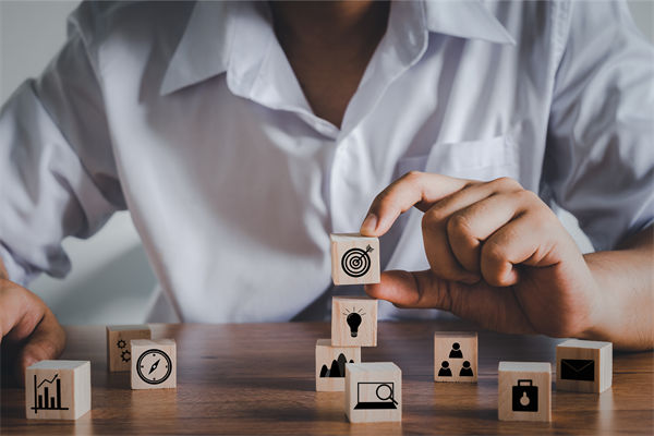 商業(yè)環(huán)境復(fù)雜多變，如何高效實(shí)施集團(tuán)全面管控策略？