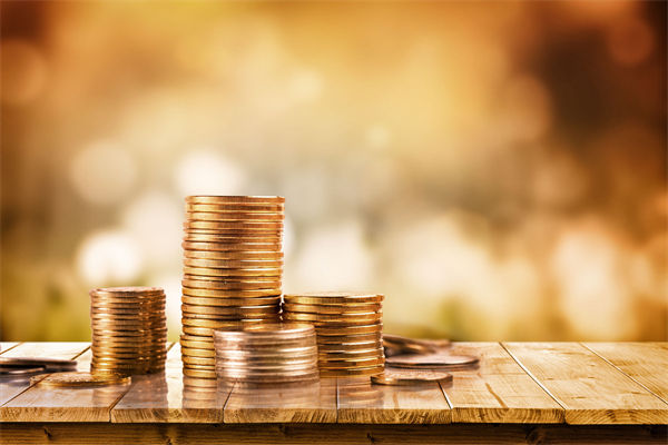 在制定企業(yè)戰(zhàn)略規(guī)劃時(shí)，如何平衡短期與長(zhǎng)期目標(biāo)？