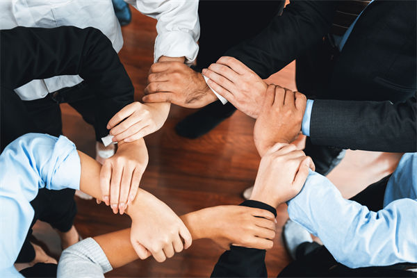 在制定企業(yè)戰(zhàn)略規(guī)劃時(shí)，如何平衡短期與長(zhǎng)期目標(biāo)？