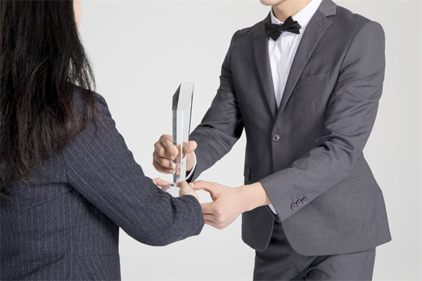 績效管理中，如何激勵優(yōu)秀員工，又幫助其提升？