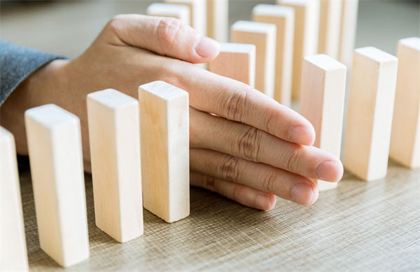 在年度經(jīng)營(yíng)計(jì)劃中，如何有效識(shí)別并應(yīng)對(duì)潛在風(fēng)險(xiǎn)？