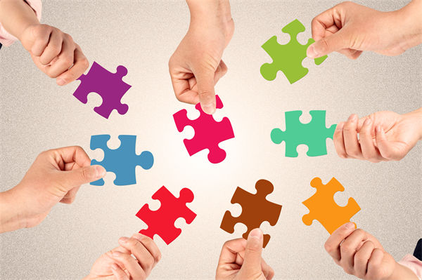 集團(tuán)管控中，如何建立有效的內(nèi)部溝通機(jī)制以促進(jìn)協(xié)同？