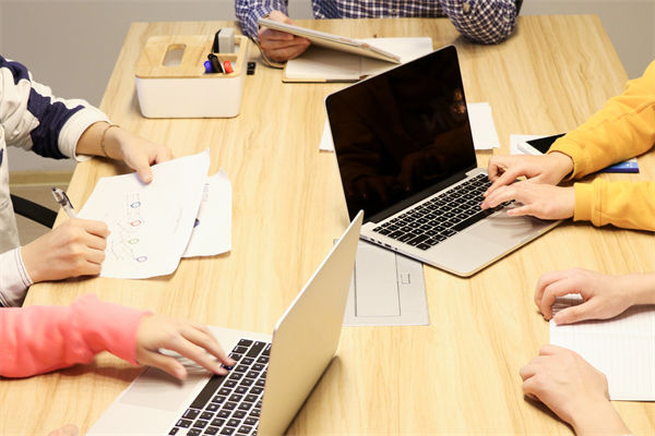 如何制定符合企業長期戰略目標的組織規劃方案？