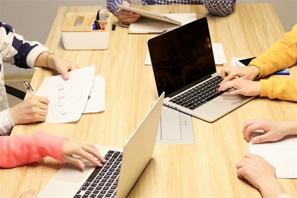 數字化轉型背景下，企業戰略應如何創新與升級？