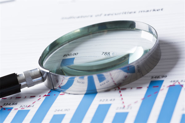 在制定年度經(jīng)營計劃時，如何考慮行業(yè)趨勢和政策影響？