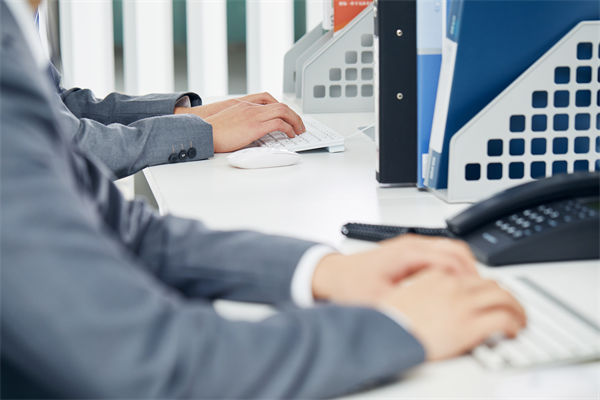 在組織變革中，如何確保員工順利過渡并減少負(fù)面影響？