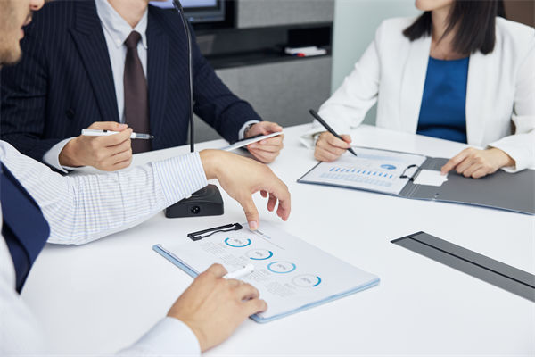 在組織變革中，如何確保員工順利過渡并減少負(fù)面影響？