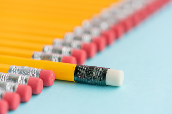 在多元化市場(chǎng)環(huán)境下，品牌如何保持一致性并突出特色？