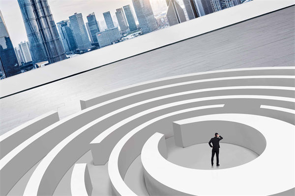 企業(yè)深陷困境，管理咨詢?nèi)绾我岳做侄未蚱瓢l(fā)展僵局？