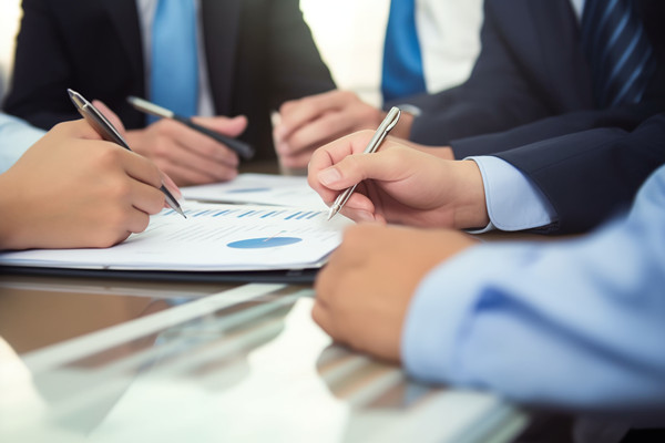 企業在推進精益生產時，如何平衡短期目標與長期戰略？