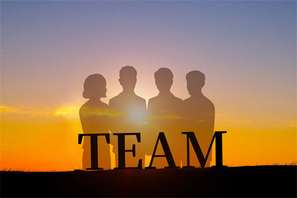 集團管控咨詢?nèi)绾螏椭髽I(yè)構建協(xié)同高效的管理團隊？