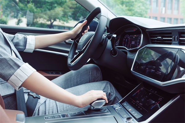 女子工資4600每天花近百元通勤上班，人力資源怎么看？